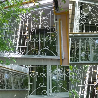 Работа 1767. Белые кованые решетки с золотой патиной на лоджию