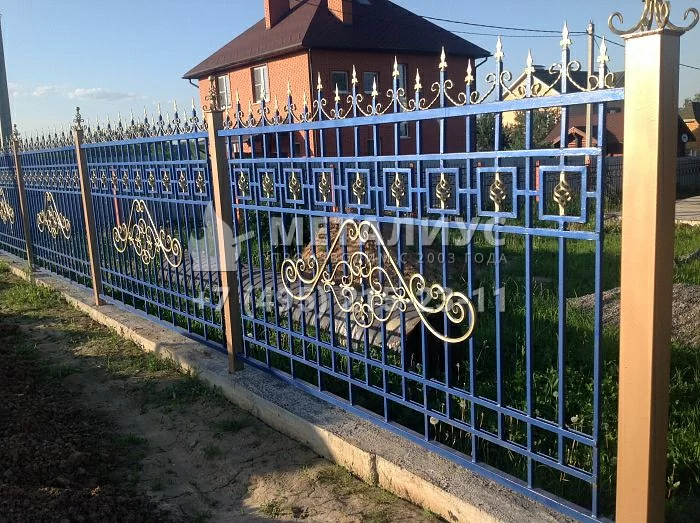 Работа 6844. Синий забор с золотой патиной