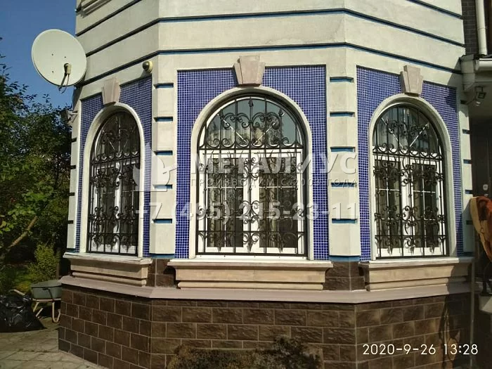 Работа №2242. Кованые решетки на окна загородного дома