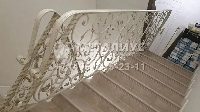 Работа 6757. Кованые перила в светлых тонах дер.Падиково