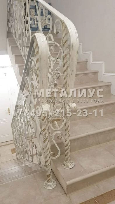 Работа 6757. Кованые перила в светлых тонах дер.Падиково
