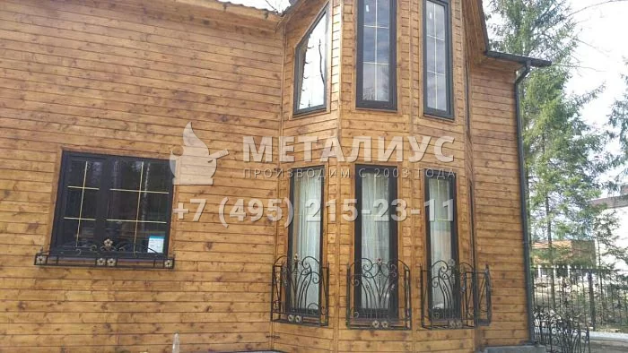 Работа 1824. Кованые цветники, решетки на окна в загородный дом