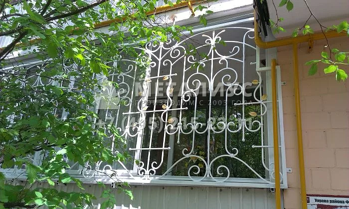 Работа 1767. Белые кованые решетки с золотой патиной на лоджию