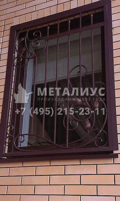 Работа 1754. Природный орнамент в кованых решетках кирпичного дома