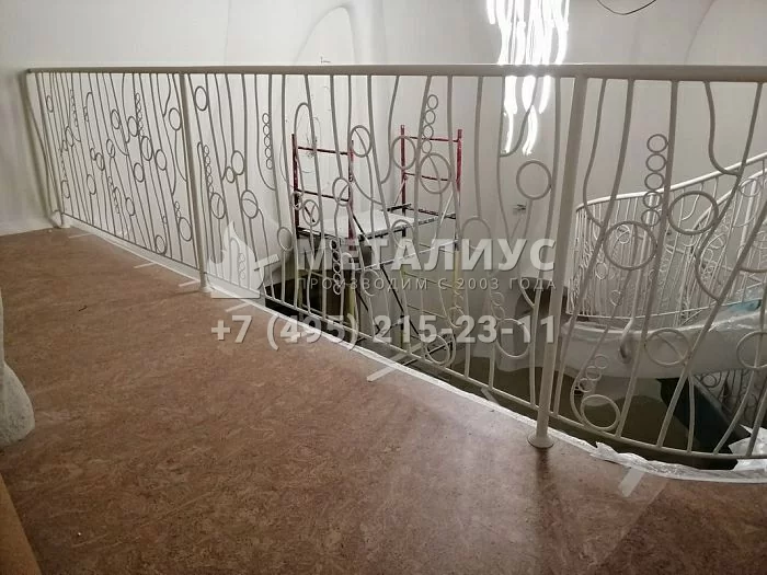 Работа №2189. Перила в стиле арт-деко, двухуровневая квартира на 37 этаже.