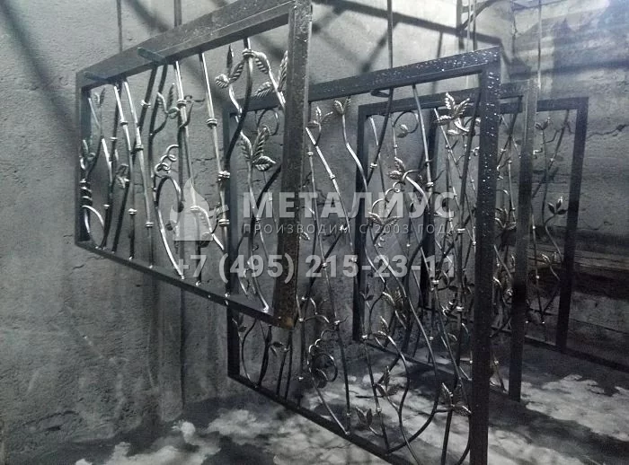 Работа 923. Бамбук в кованых ограждениях