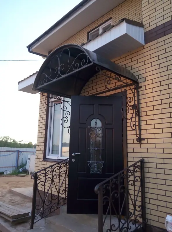 Работа 6769. Ковка в экстерьере кирпичного дома, СНТ Дружба