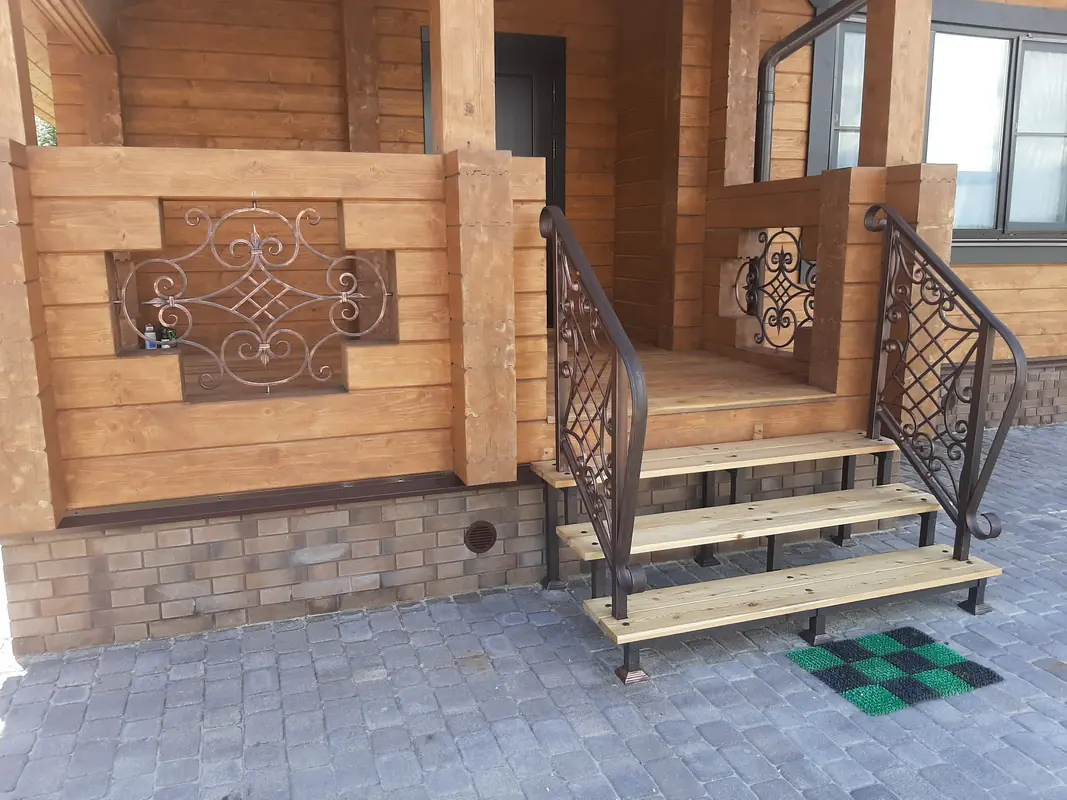 Работа №2145. Кованые решётки и перила в брусовой дом