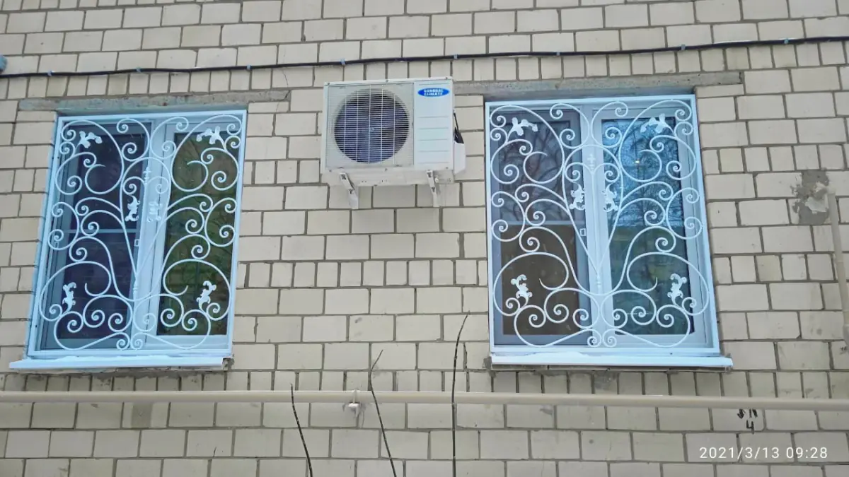 Работа 705  Яркие кованные решетки на окнах на ул.Щукинская