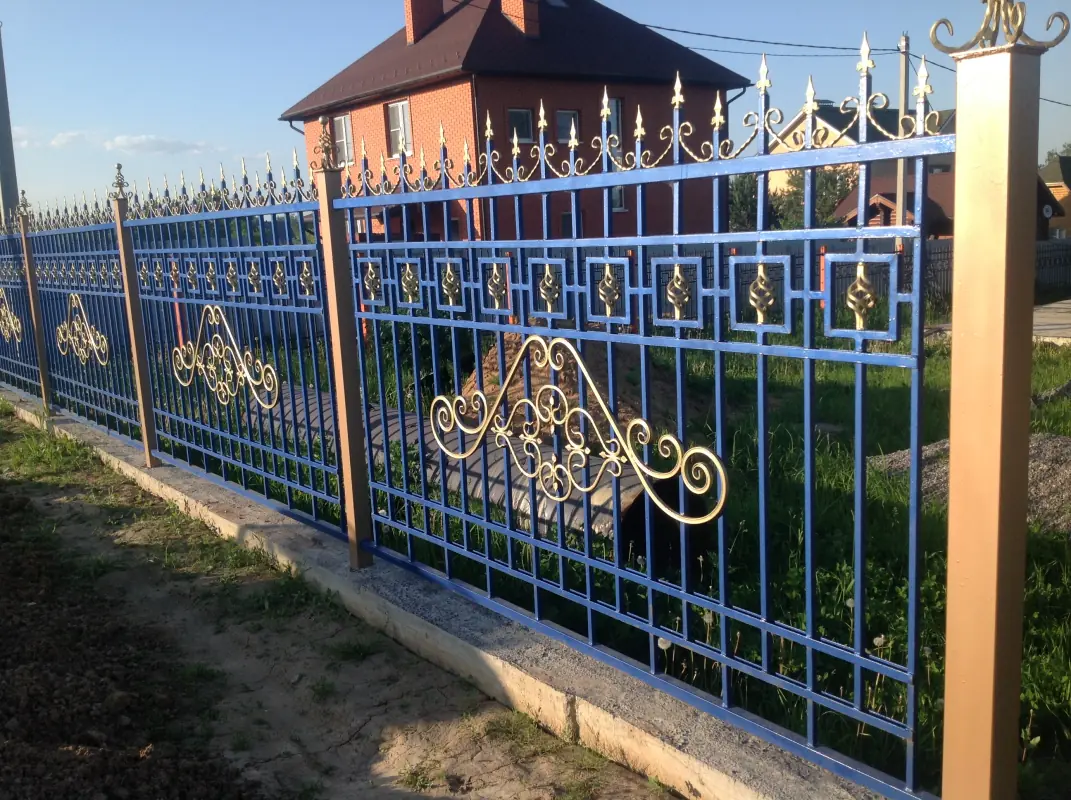 Работа 6844. Синий забор с золотой патиной