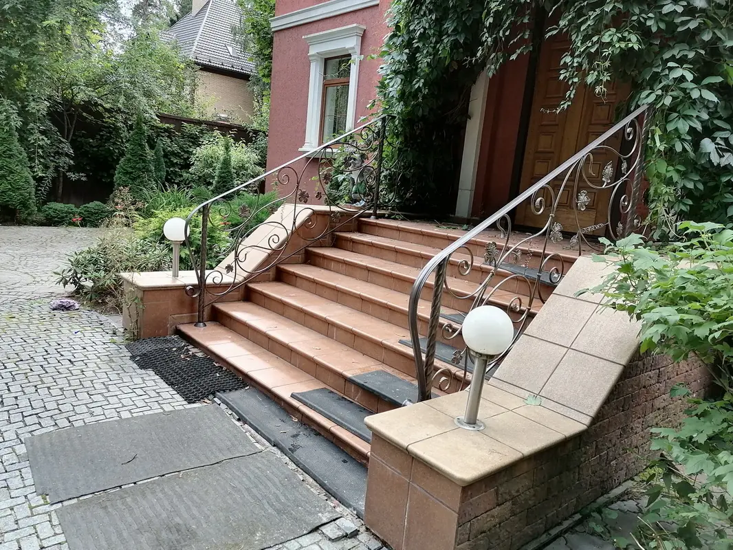 Работа №2243. Перила с виноградной лозой