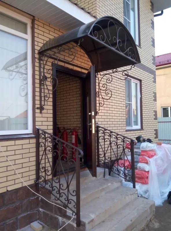 Работа 6769. Ковка в экстерьере кирпичного дома, СНТ Дружба