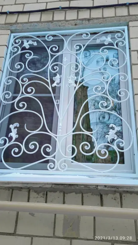 Работа 705  Яркие кованные решетки на окнах на ул.Щукинская