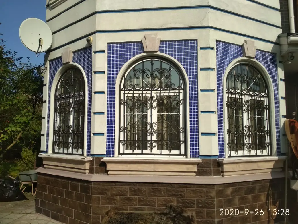 Работа №2242. Кованые решетки на окна загородного дома