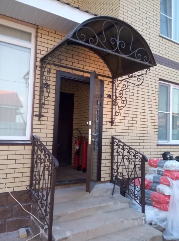 Работа 6769. Ковка в экстерьере кирпичного дома, СНТ Дружба