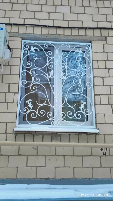 Работа 705  Яркие кованные решетки на окнах на ул.Щукинская