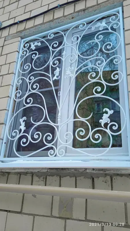 Работа 705  Яркие кованные решетки на окнах на ул.Щукинская