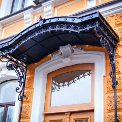 Козырёк над входом KK7 в Москве и Московской области